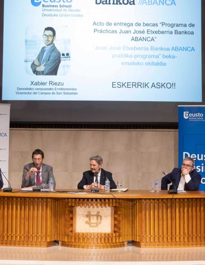 Becas Deusto Abanca Juan Jose Etxeberria Monteberria Experto en Economia Banca Etica